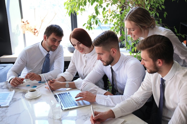 Collègues d'affaires discutant de nouvelles opportunités. les gens et la technologie.