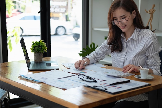 collègues d'affaires travaillant au bureau
