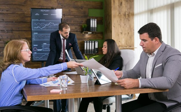 collègues d'affaires travaillant au bureau