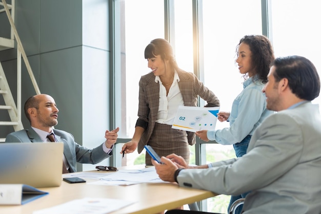 collègues d'affaires travaillant au bureau