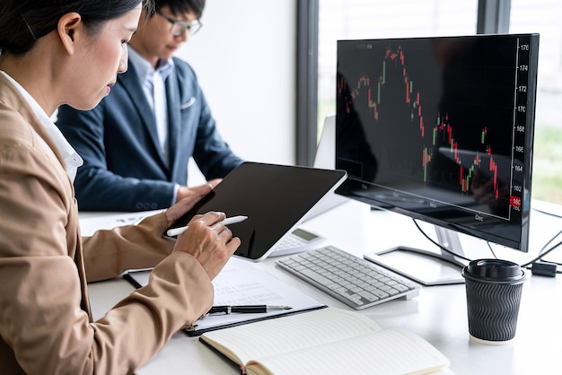 Des collègues d'affaires travaillant à table au bureau