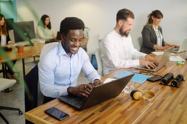 Des collègues d'affaires travaillant à table