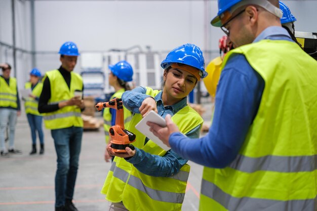 Collègues apprenant à utiliser des machines robotiques