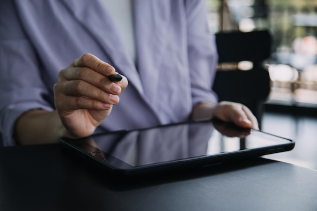 Collègues asiatiques homme et femme discutant et travaillant avec un ordinateur portable sur un bureau au bureau