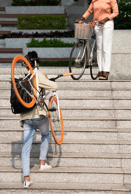 Photo collègues avec des bicyclettes allant travailler