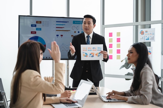 Collègues de bureau ayant une discussion informelle lors d'une réunion dans la salle de conférence Équipe commerciale de concept d'entreprise et de bureau avec ordinateurs portables et documents