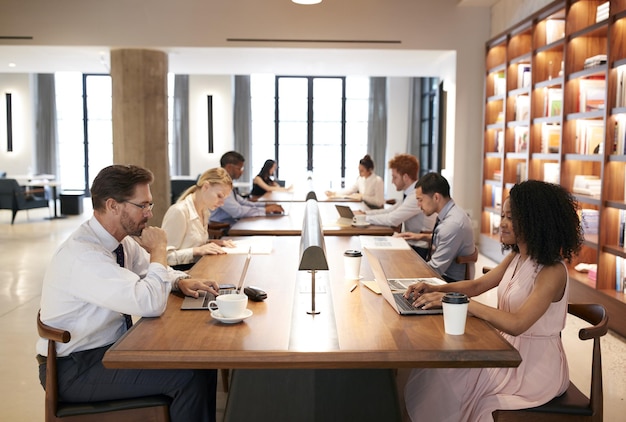 Collègues de bureau dans un bureau à aire ouverte occupé en gros plan