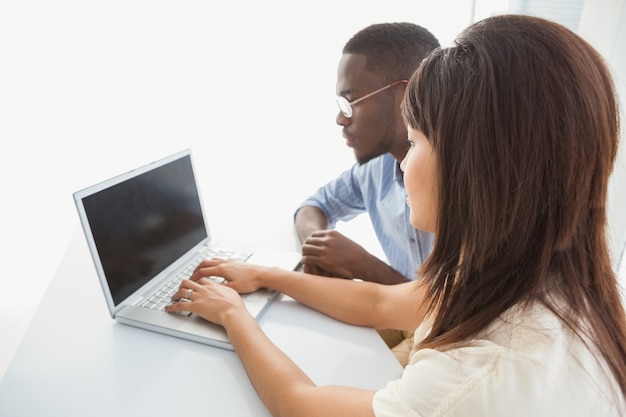 Collègues ciblés utilisant un ordinateur portable ensemble