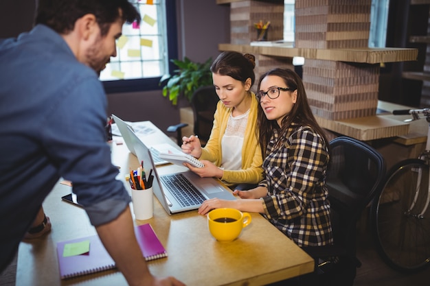 Collègues créatifs travaillant au bureau