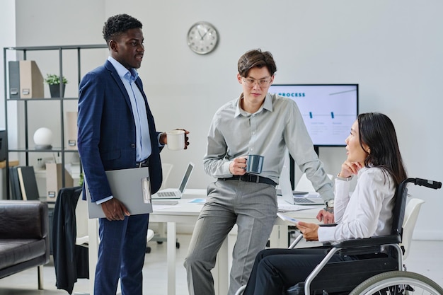 Collègues discutant du travail au bureau