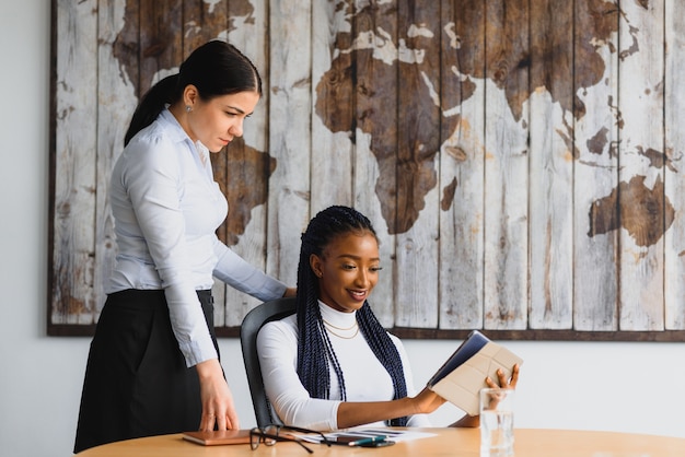 Collègues discutant des idées au bureau