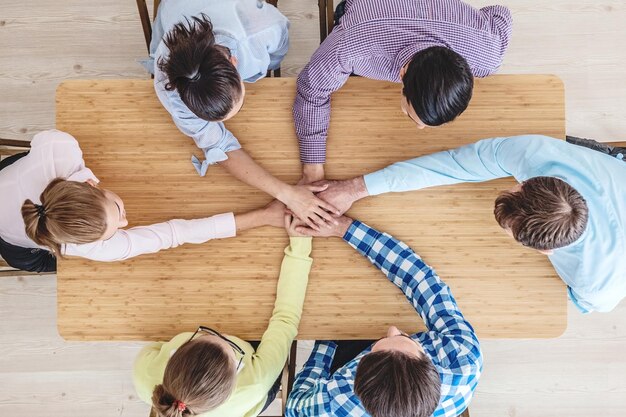 Collègues empilant les mains