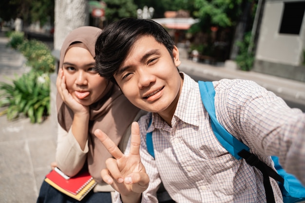 Collègues étudiants asiatiques prenant un selfie