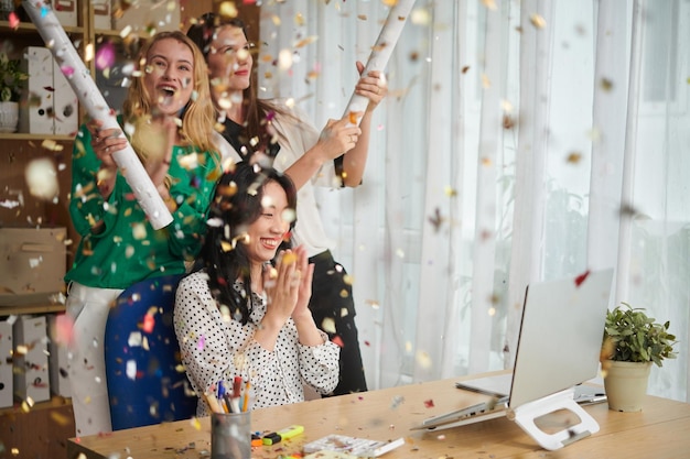 Collègues explosant Party Poppers