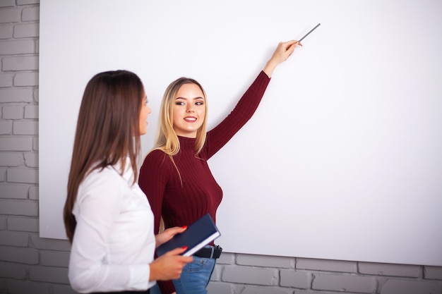 collègues féminines au bureau travaillant ensemble.