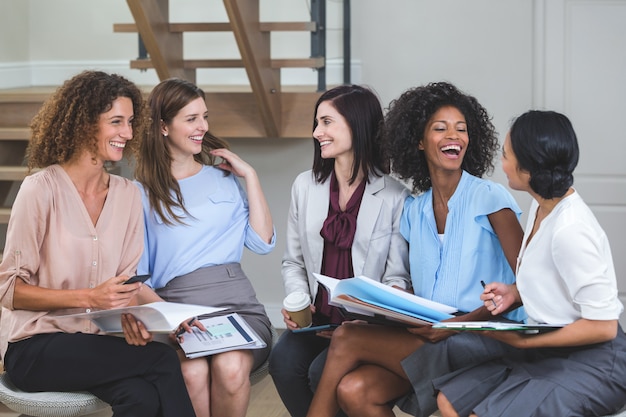 Des collègues féminines en interaction les unes avec les autres