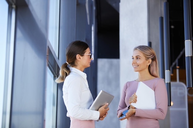 Collègues féminines parlant dans le couloir