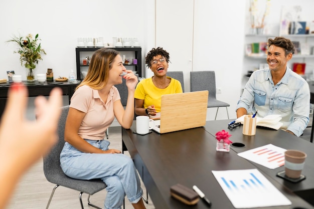 Photo collègues femmes multiraciales assises dans une agence de réunion d'affaires se réunissant pour de nouveaux projets