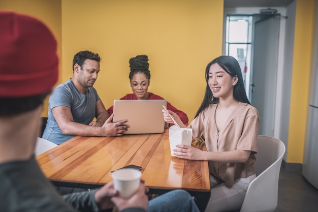 Collègues filles et garçons prenant une pause dans la cuisine