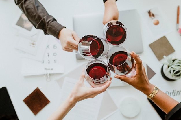 Collègues grillant des verres à vin au travail