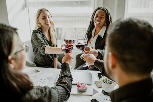 Collègues grillant des verres à vin au travail