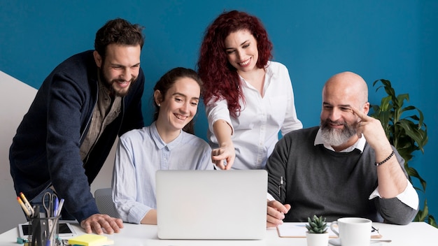 Photo des collègues heureux de travailler ensemble