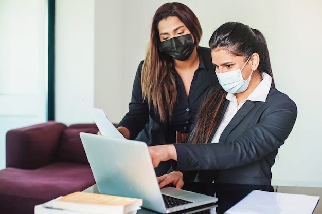 collègues indiennes portant des masques