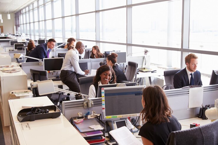 Photo des collègues à leur bureau dans un bureau occupé en plein air