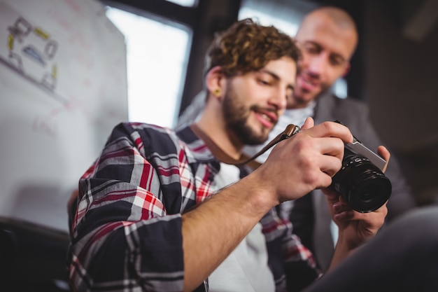 Collègues masculins à la recherche à huis clos au bureau créatif