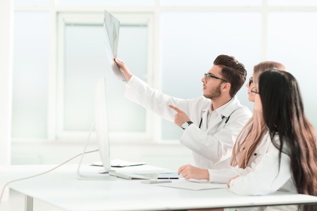 Des collègues médecins discutent de la radiographie du patient .photo avec copie espace