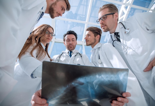Les collègues médecins regardent la radiographie du patient