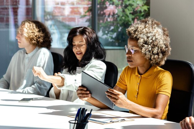 Des collègues multiraciaux se préparent pour une réunion d'affaires.