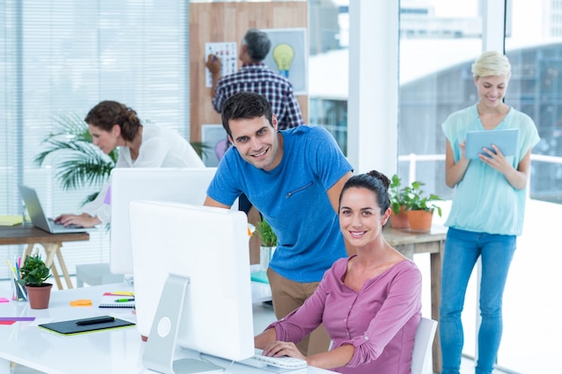 Collègues occasionnels à l&#39;aide d&#39;ordinateur au bureau