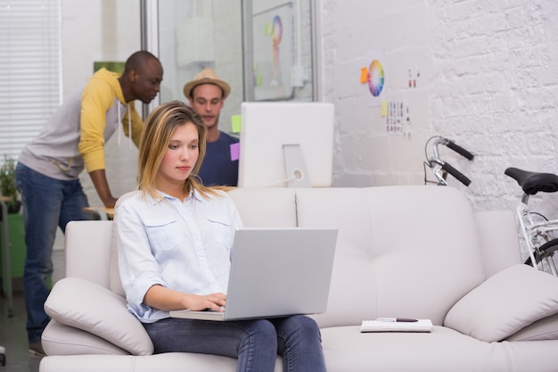 Collègues occasionnels au travail au bureau