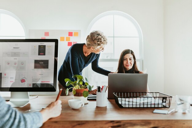 Collègues planifiant un projet au bureau