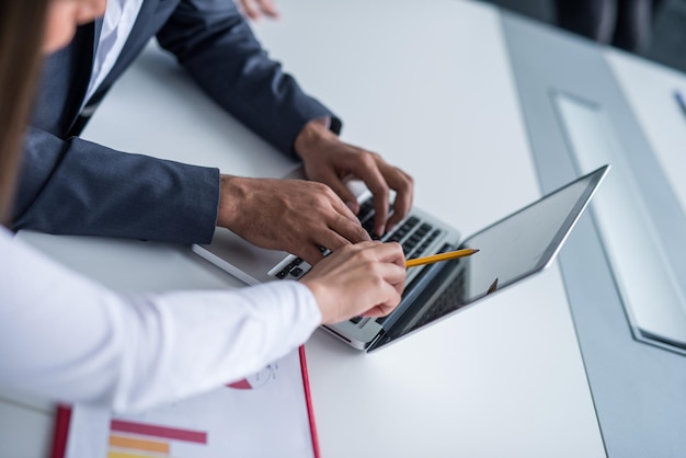 Collègues planifiant une stratégie commerciale dans un bureau.