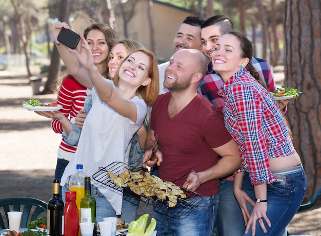 Collègues positifs faisant une photo mutuelle