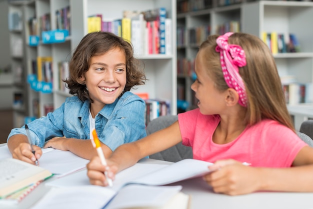 Photo des collègues qui se regardent dans la bibliothèque