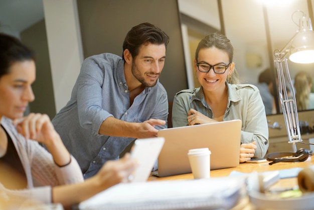 Collègues à la recherche d&#39;idées commerciales dans un espace de travail moderne