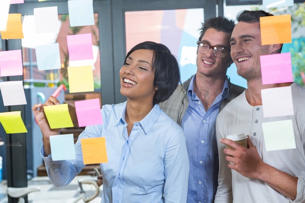 Collègues regardant des notes autocollantes