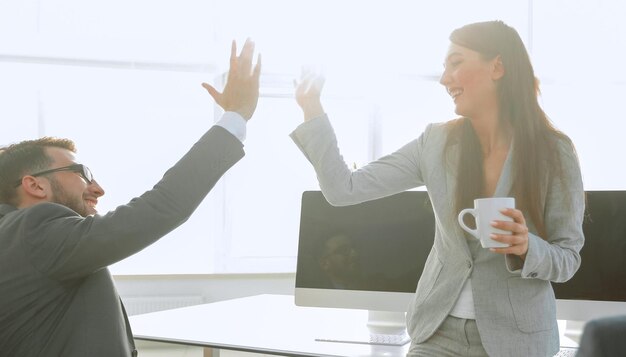 Collègues souriants se donnant un high five