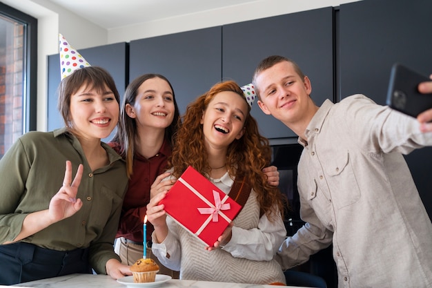 Collègues de taille moyenne prenant un selfie