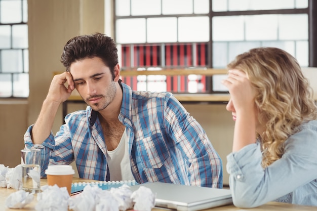 Collègues tendus au bureau