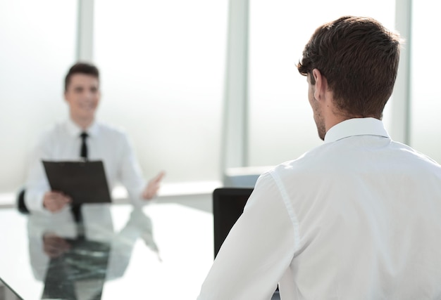 Collègues de travail assis au bureau