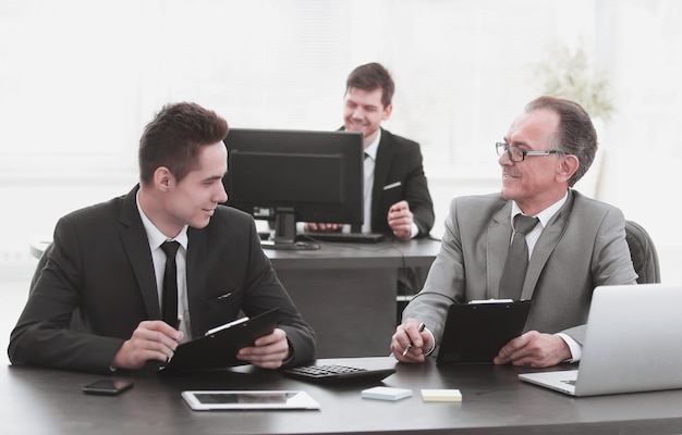 Collègues de travail assis à un bureau au bureau