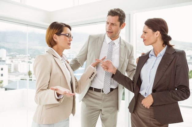 Collègues de travail dans la discussion au bureau