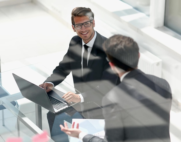 Collègues de travail dans un officephoto moderne avec espace de copie