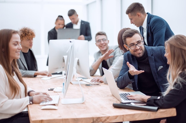 Collègues de travail discutant de problèmes de travail sur le lieu de travail