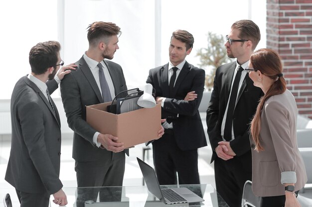 Les collègues de travail disent au revoir à l'employé licenciéle concept de licenciement