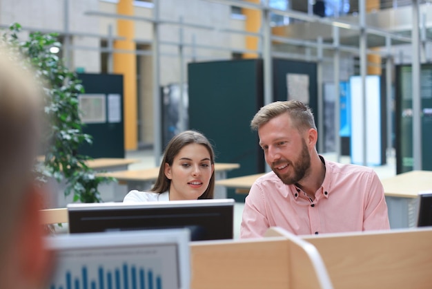 Collègues de travail de l'équipe d'entreprise travaillant dans un bureau moderne.